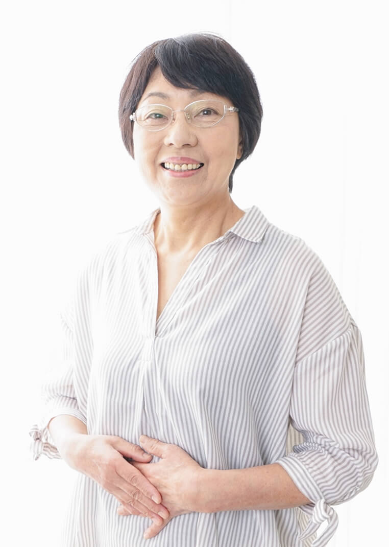メガネをかけた60代のシニア女性