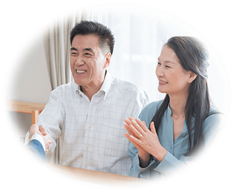 笑顔で受け答えをしている夫婦