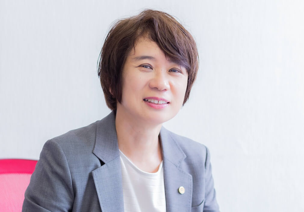 行政書士、田代が正面を向いている