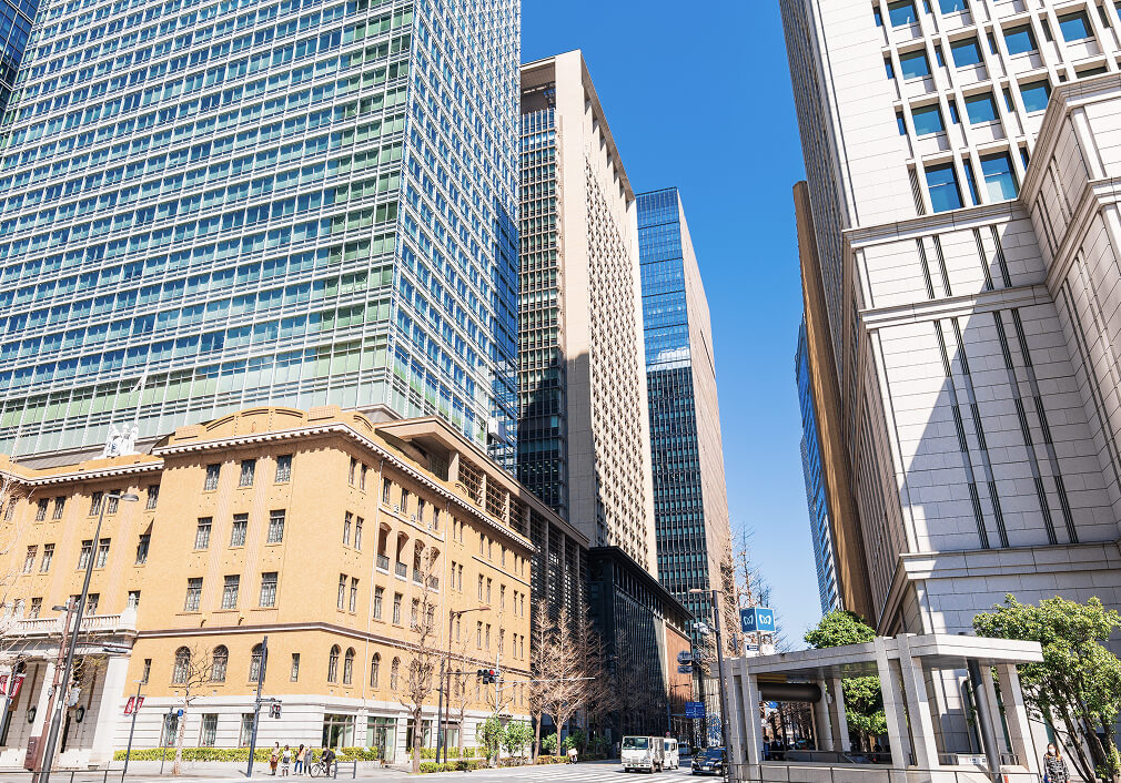 都会のビルが立ち並ぶ町並み