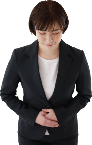 お辞儀をしている黒スーツを着た女性